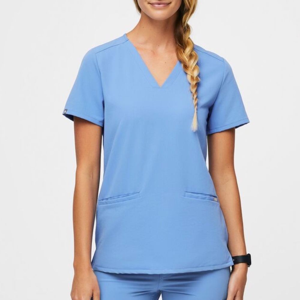 Figs Women's Casma Three-Pocket Scrub Top in Ceil Blue M